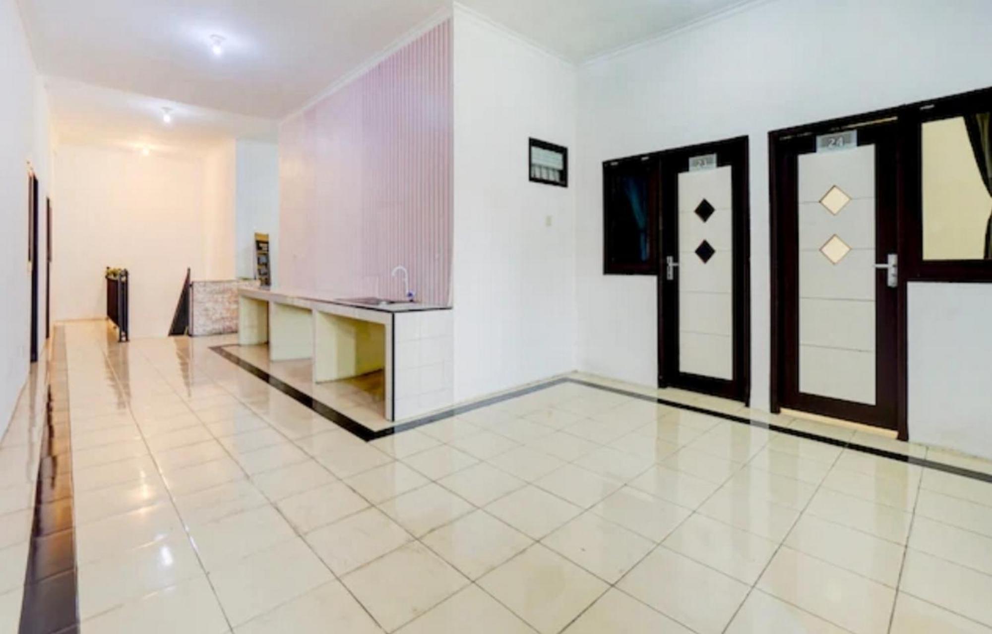 Reddoorz Near Plaza Araya Malang Ξενοδοχείο Blimbing  Εξωτερικό φωτογραφία